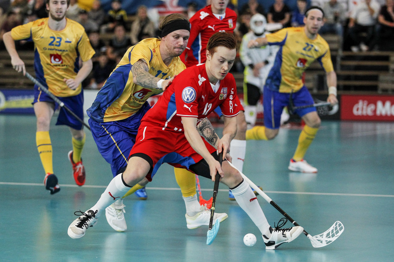 Patrik Suchanek (Nr. 12, Tschechien) im Zweikampf mit Rasmus Enstrom (Nr. 17, Schweden).

4.11.2017; Schweden - Tschechien, Sporthalle Grossmatt; Kirchberg)
Photos: www.unihockey-fotos.ch Claudio Thoma