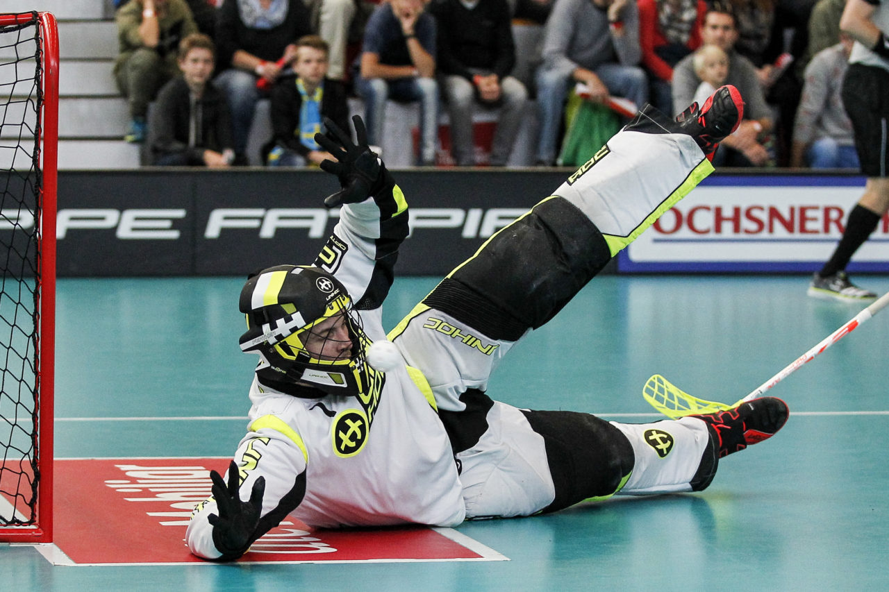 Lukas Soucek (Nr. 1, Tschechien) mit einer Glanzparade.

4.11.2017; Schweden - Tschechien, Sporthalle Grossmatt; Kirchberg)
Photos: www.unihockey-fotos.ch Claudio Thoma
