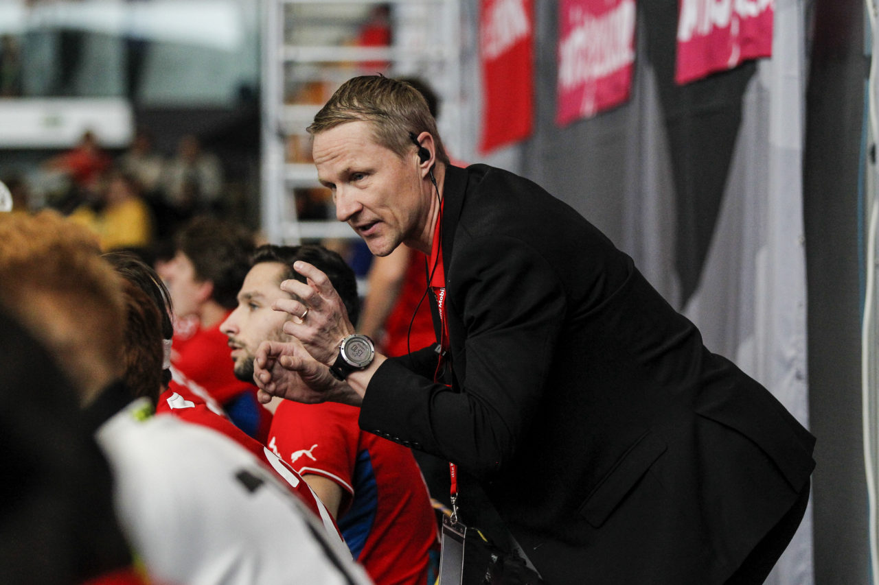 Petri Kettunen gibt Anweisungen.

4.11.2017; Schweden - Tschechien, Sporthalle Grossmatt; Kirchberg)
Photos: www.unihockey-fotos.ch Claudio Thoma