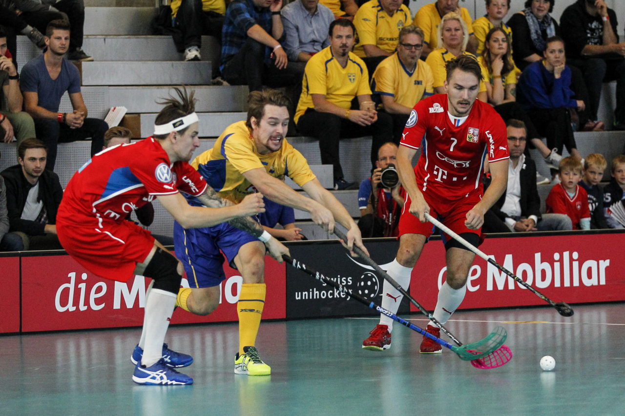 Jonas Svahn (Nr. 25, Schweden) behauptet sich gegen Tomas Sykora (Nr. 26, Tschechien) und Milan Tomasik (Nr. 7, Tschechien).

4.11.2017; Schweden - Tschechien, Sporthalle Grossmatt; Kirchberg)
Photos: www.unihockey-fotos.ch Claudio Thoma