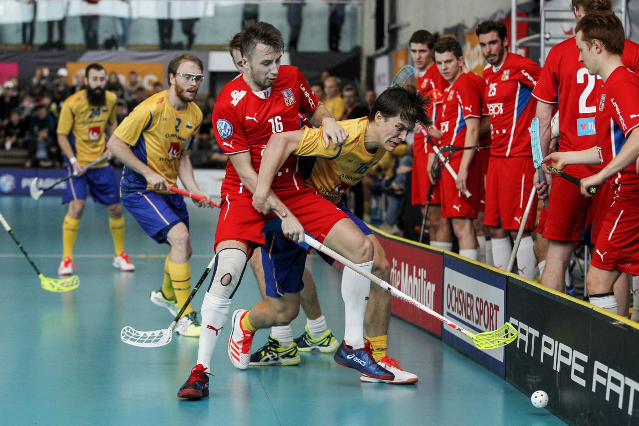 Gustav Fritzell (Nr. 16, Schweden) drueckt sich an der Bande an Adam Delong (Nr. 16, Tschechien) vorbei.

4.11.2017; Schweden - Tschechien, Sporthalle Grossmatt; Kirchberg)
Photos: www.unihockey-fotos.ch Claudio Thoma