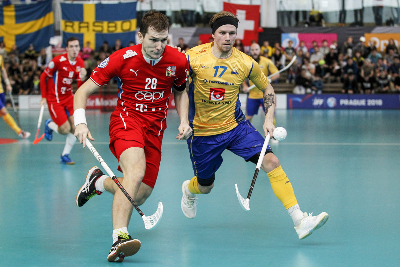 Tomas Sykora (Nr. 26, Tschechien) und Rasmus Enstrom (Nr. 17, Schweden) verfolgen den Ball.

4.11.2017; Schweden - Tschechien, Sporthalle Grossmatt; Kirchberg)
Photos: www.unihockey-fotos.ch Claudio Thoma