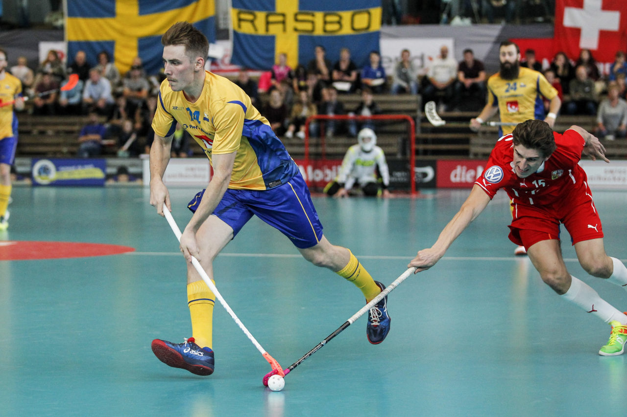 Tobias Gustafsson (Nr. 14, Schweden) entwischt Marek Benes (Nr. 15, Tschechien).

4.11.2017; Schweden - Tschechien, Sporthalle Grossmatt; Kirchberg)
Photos: www.unihockey-fotos.ch Claudio Thoma