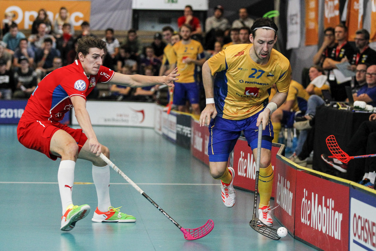 Robin Nilsberth (Nr. 27, Schweden) tankt sich gegen Marek Benes (Nr. 15, Tschechien) durch.

4.11.2017; Schweden - Tschechien, Sporthalle Grossmatt; Kirchberg)
Photos: www.unihockey-fotos.ch Claudio Thoma