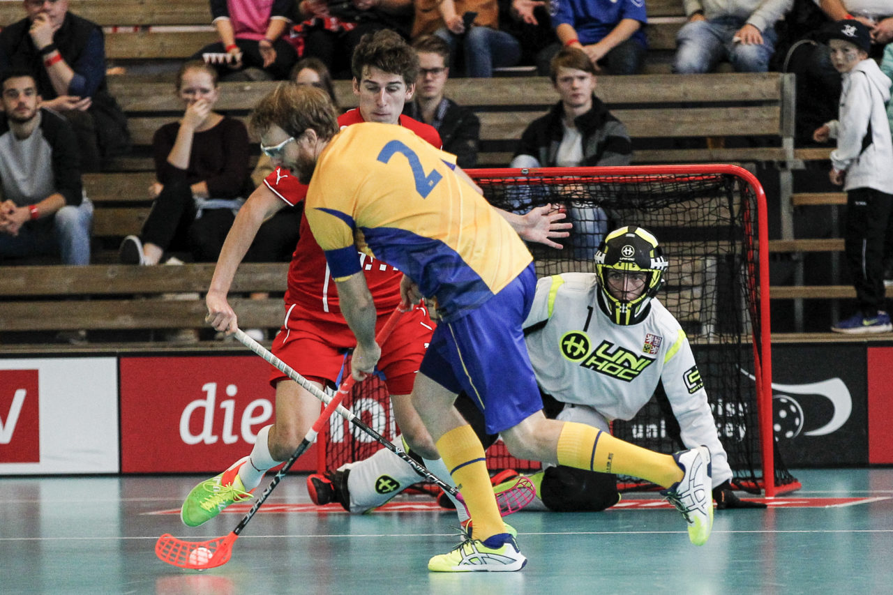 Johan Samuelsson (Nr. 2, Schweden) findet die Luecke in der Tschechischen Verteidigung.

4.11.2017; Schweden - Tschechien, Sporthalle Grossmatt; Kirchberg)
Photos: www.unihockey-fotos.ch Claudio Thoma