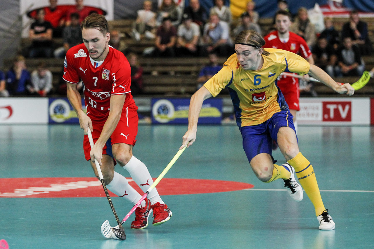 Milan Tomasik (Nr. 7, Tschechien) schneller als Jonathan Nilsson (Nr. 6, Schweden).

4.11.2017; Schweden - Tschechien, Sporthalle Grossmatt; Kirchberg)
Photos: www.unihockey-fotos.ch Claudio Thoma