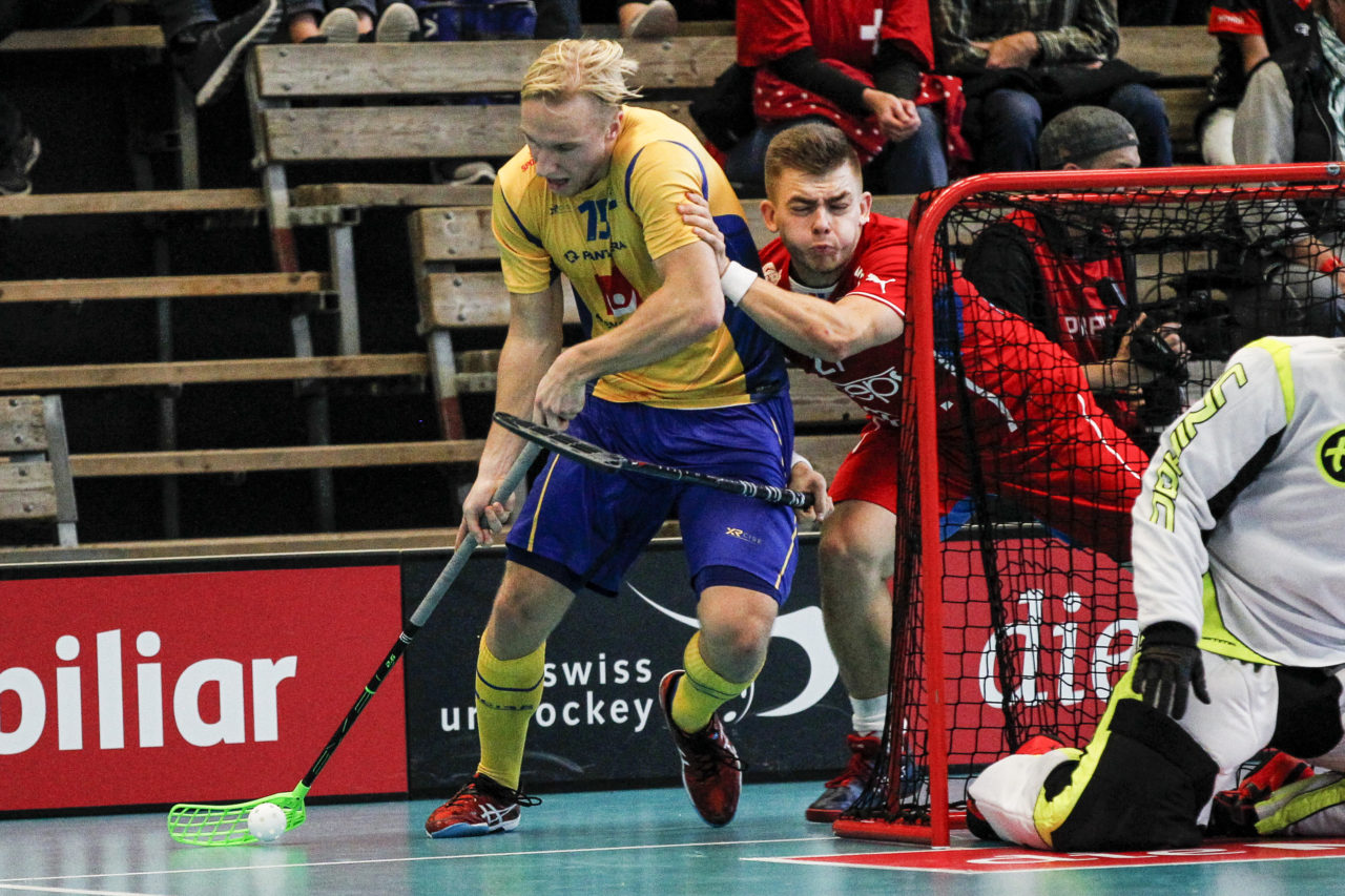 Anton Vestlund (Nr. 15, Schweden) schirmt den Ball gegen Martin Prazan (Nr. 21, Tschechien) ab.

4.11.2017; Schweden - Tschechien, Sporthalle Grossmatt; Kirchberg)
Photos: www.unihockey-fotos.ch Claudio Thoma