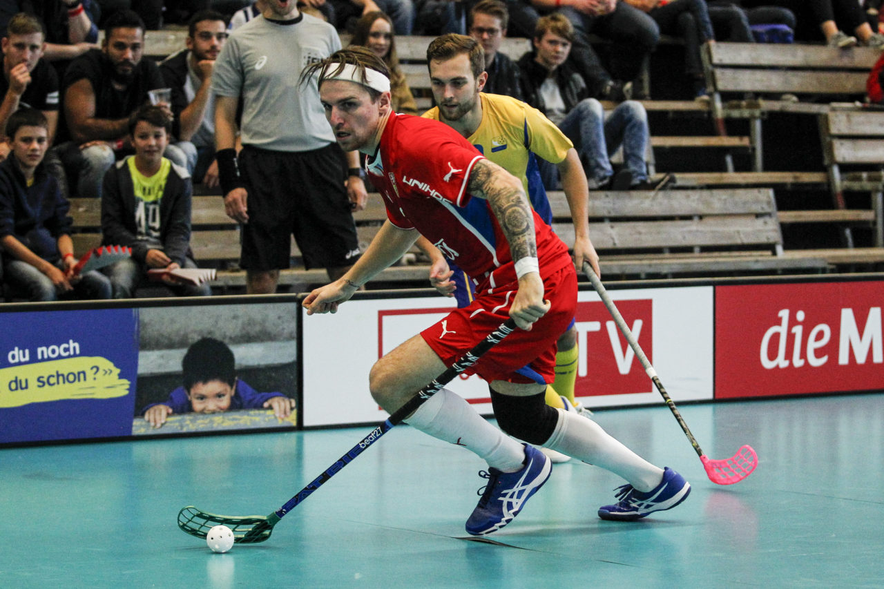 Tomas Sykora (Nr. 26, Tschechien) behauptet den Ball.

4.11.2017; Schweden - Tschechien, Sporthalle Grossmatt; Kirchberg)
Photos: www.unihockey-fotos.ch Claudio Thoma