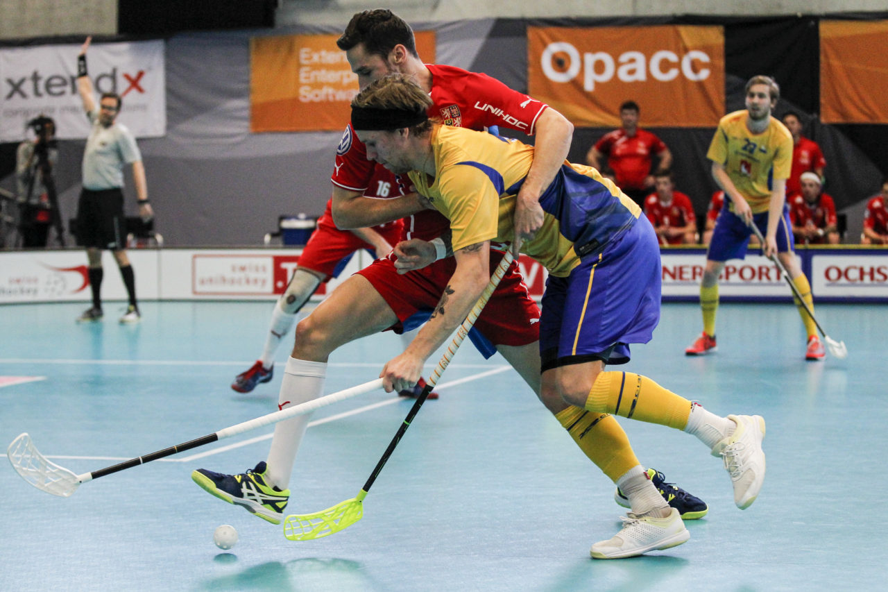 Jakub Hubalek (Nr. 13, Tschechien) stoppt Rasmus Enstrom (Nr. 17, Schweden) regelwiedrig.

4.11.2017; Schweden - Tschechien, Sporthalle Grossmatt; Kirchberg)
Photos: www.unihockey-fotos.ch Claudio Thoma