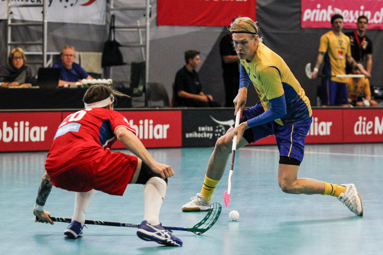 Kim Nilsson (Nr. 7, Schweden) mit einer Finte gegen Tomas Sykora (Nr. 26, Tschechien) und anschliessendem Torerfolg.

4.11.2017; Schweden - Tschechien, Sporthalle Grossmatt; Kirchberg)
Photos: www.unihockey-fotos.ch Claudio Thoma