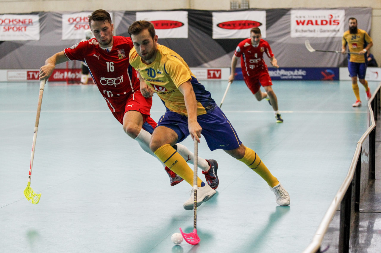 Albin Sjogren (Nr. 10, Schweden) schneller als Adam Delong (Nr. 16, Tschechien).

4.11.2017; Schweden - Tschechien, Sporthalle Grossmatt; Kirchberg)
Photos: www.unihockey-fotos.ch Claudio Thoma