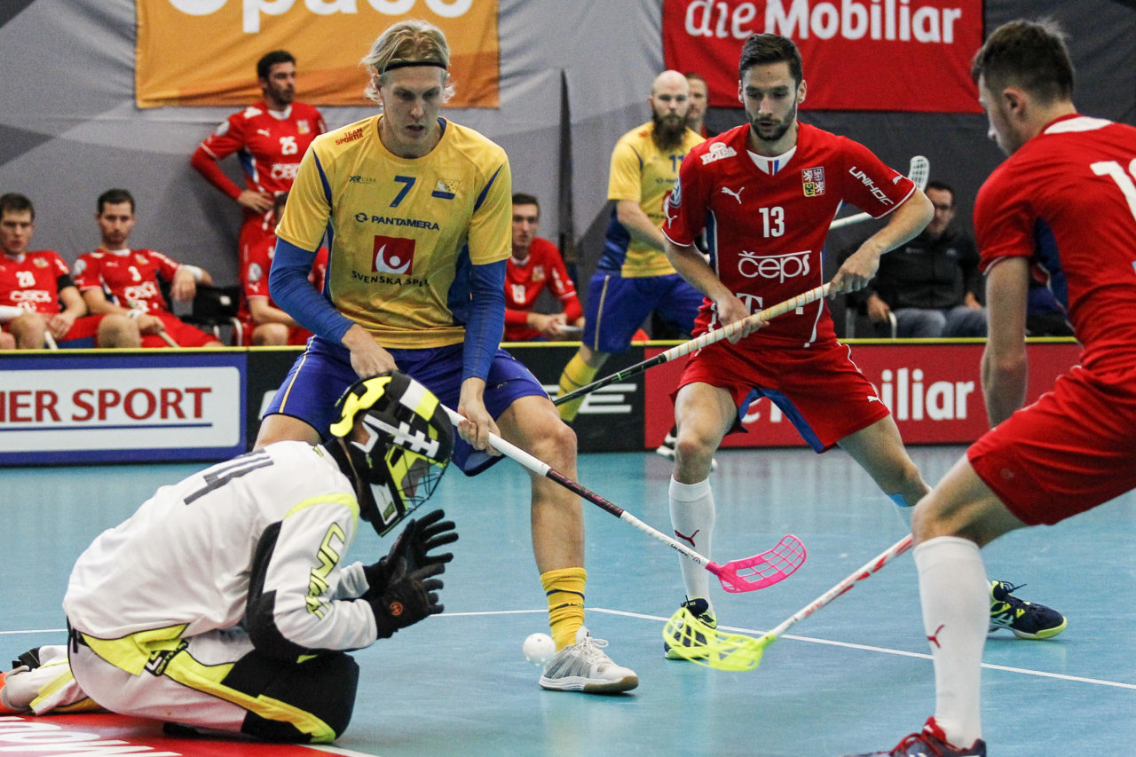 Kim Nilsson (Nr. 7, Schweden) lauert im Slot vor Jan Binder (Nr. 74, Tschechien) und Jakub Hubalek (Nr. 13, Tschechien).

4.11.2017; Schweden - Tschechien, Sporthalle Grossmatt; Kirchberg)
Photos: www.unihockey-fotos.ch Claudio Thoma