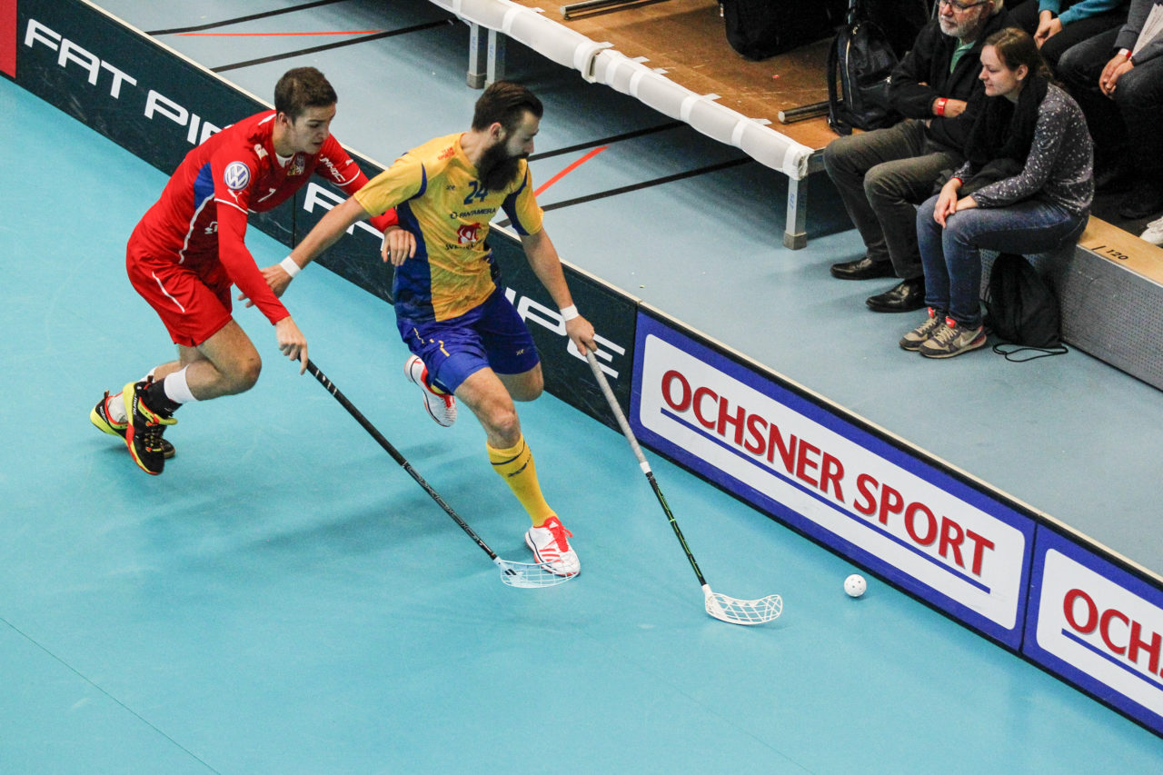 Thomas Holmgren (Nr. 24, Schweden) vor Milan Tomasik (Nr. 7, Tschechien) am Ball.

4.11.2017; Schweden - Tschechien, Sporthalle Grossmatt; Kirchberg)
Photos: www.unihockey-fotos.ch Claudio Thoma