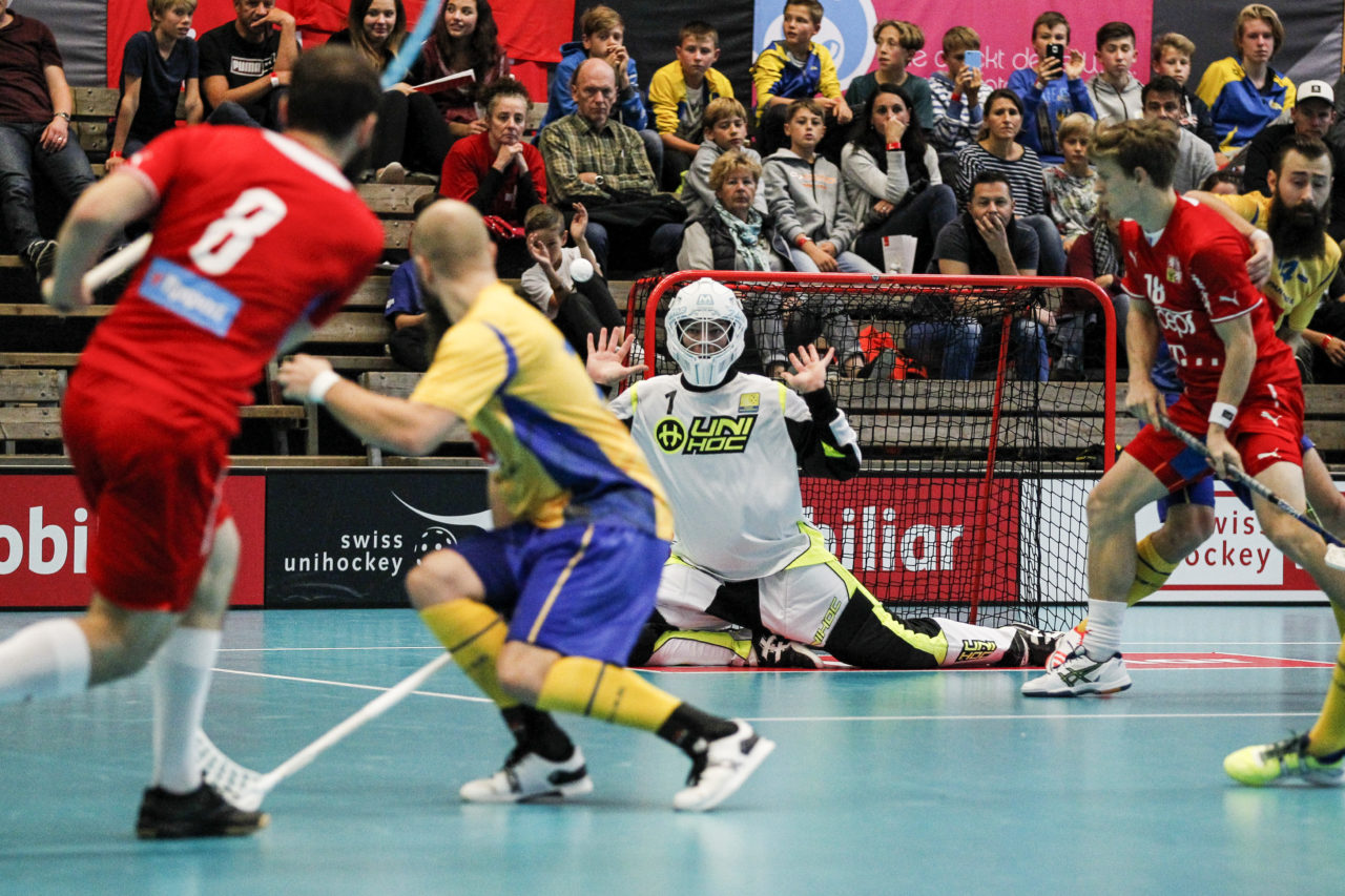 Jan Natov (Nr. 8, Tschechien) verfehlt das Tor von Jonathan Edling (Nr. 1, Schweden) knapp.

4.11.2017; Schweden - Tschechien, Sporthalle Grossmatt; Kirchberg)
Photos: www.unihockey-fotos.ch Claudio Thoma