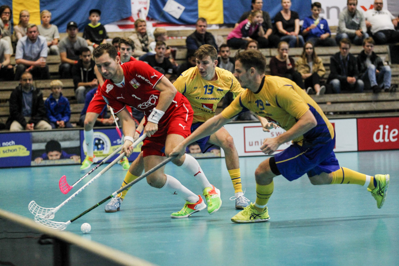 Daniel Sebek (Nr. 3, Tschechien) im Duell mit Mattias Samuelsson (Nr. 13, Schweden) und Rikard Eriksson (Nr. 19, Schweden).

4.11.2017; Schweden - Tschechien, Sporthalle Grossmatt; Kirchberg)
Photos: www.unihockey-fotos.ch Claudio Thoma