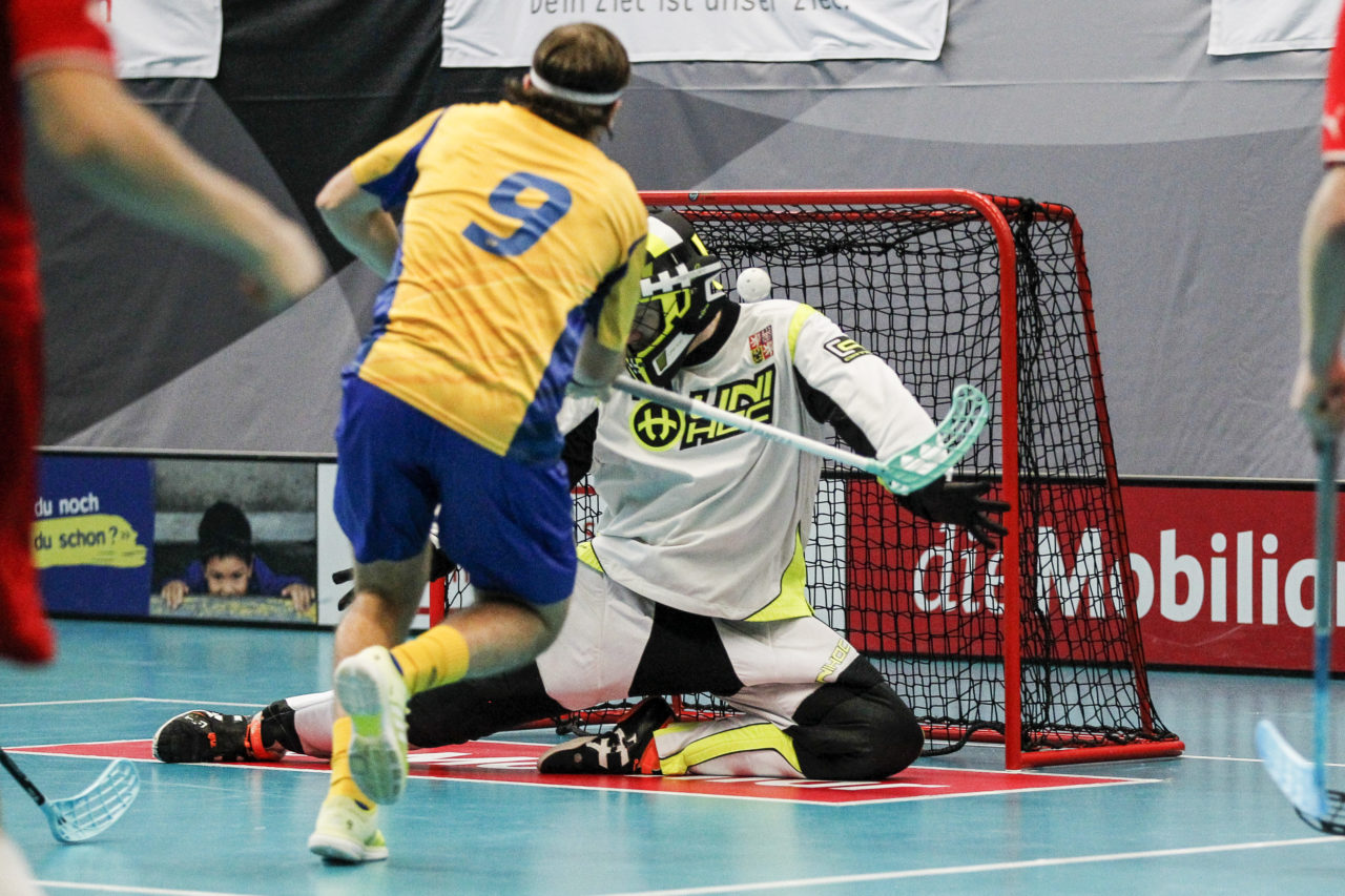 Alexander Galante-Carlstrom (Nr. 9, Schweden) trifft gegen Jan Binder (Nr. 74, Tschechien).

4.11.2017; Schweden - Tschechien, Sporthalle Grossmatt; Kirchberg)
Photos: www.unihockey-fotos.ch Claudio Thoma