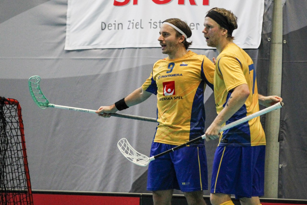 Alexander Galante-Carlstrom (Nr. 9, Schweden) jubelt mit Rasmus Enstrom (Nr. 17, Schweden).

4.11.2017; Schweden - Tschechien, Sporthalle Grossmatt; Kirchberg)
Photos: www.unihockey-fotos.ch Claudio Thoma