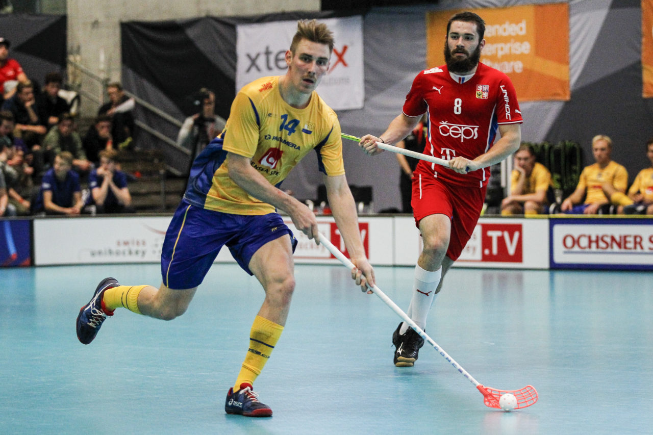 Tobias Gustafsson (Nr. 14, Schweden) vor Jan Natov (Nr. 8, Tschechien) am Ball.

4.11.2017; Schweden - Tschechien, Sporthalle Grossmatt; Kirchberg)
Photos: www.unihockey-fotos.ch Claudio Thoma