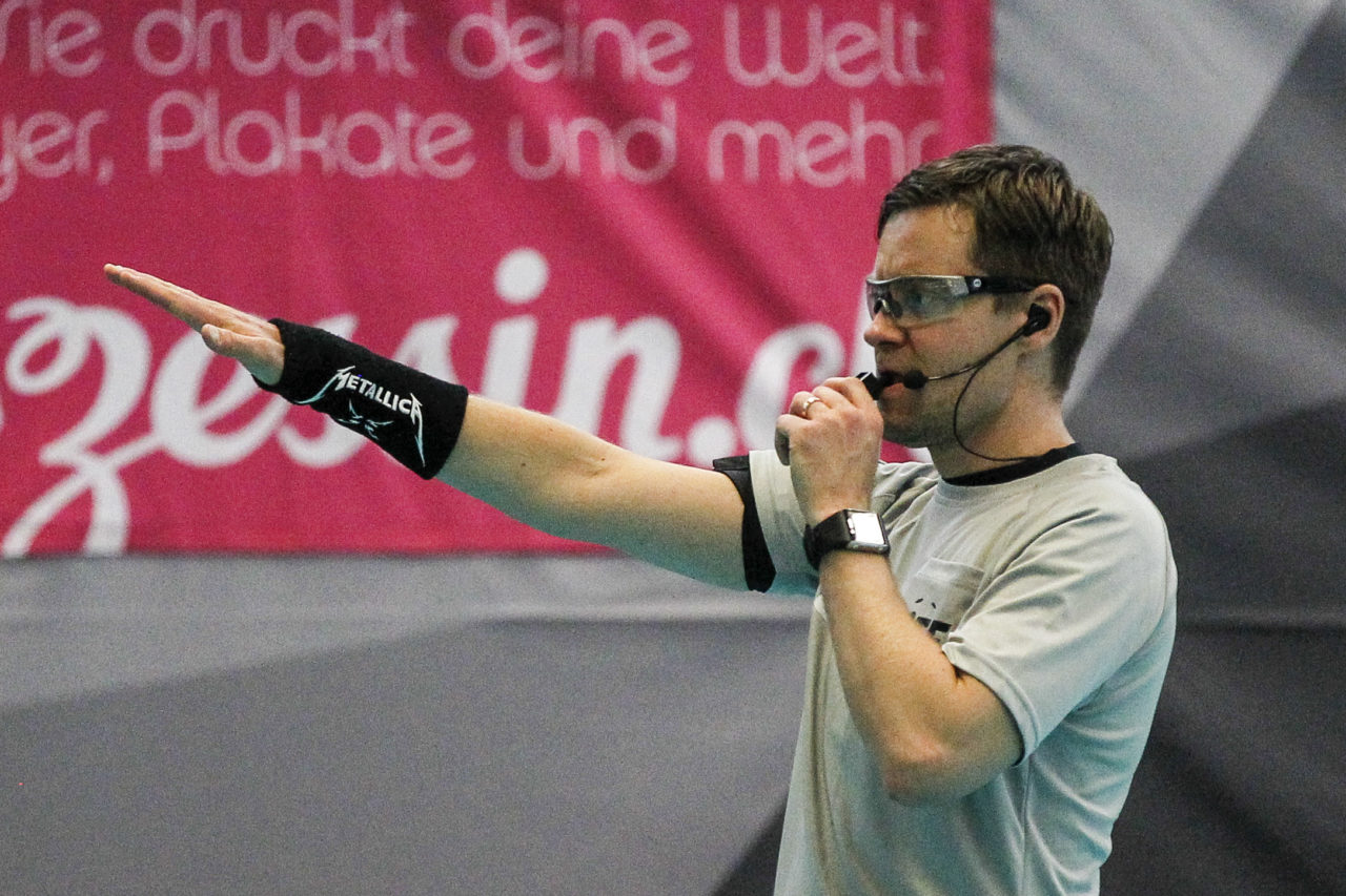 Schiedsrichter Mikko Alakare mit unueblichem Schweissband.

4.11.2017; Schweden - Tschechien, Sporthalle Grossmatt; Kirchberg)
Photos: www.unihockey-fotos.ch Claudio Thoma