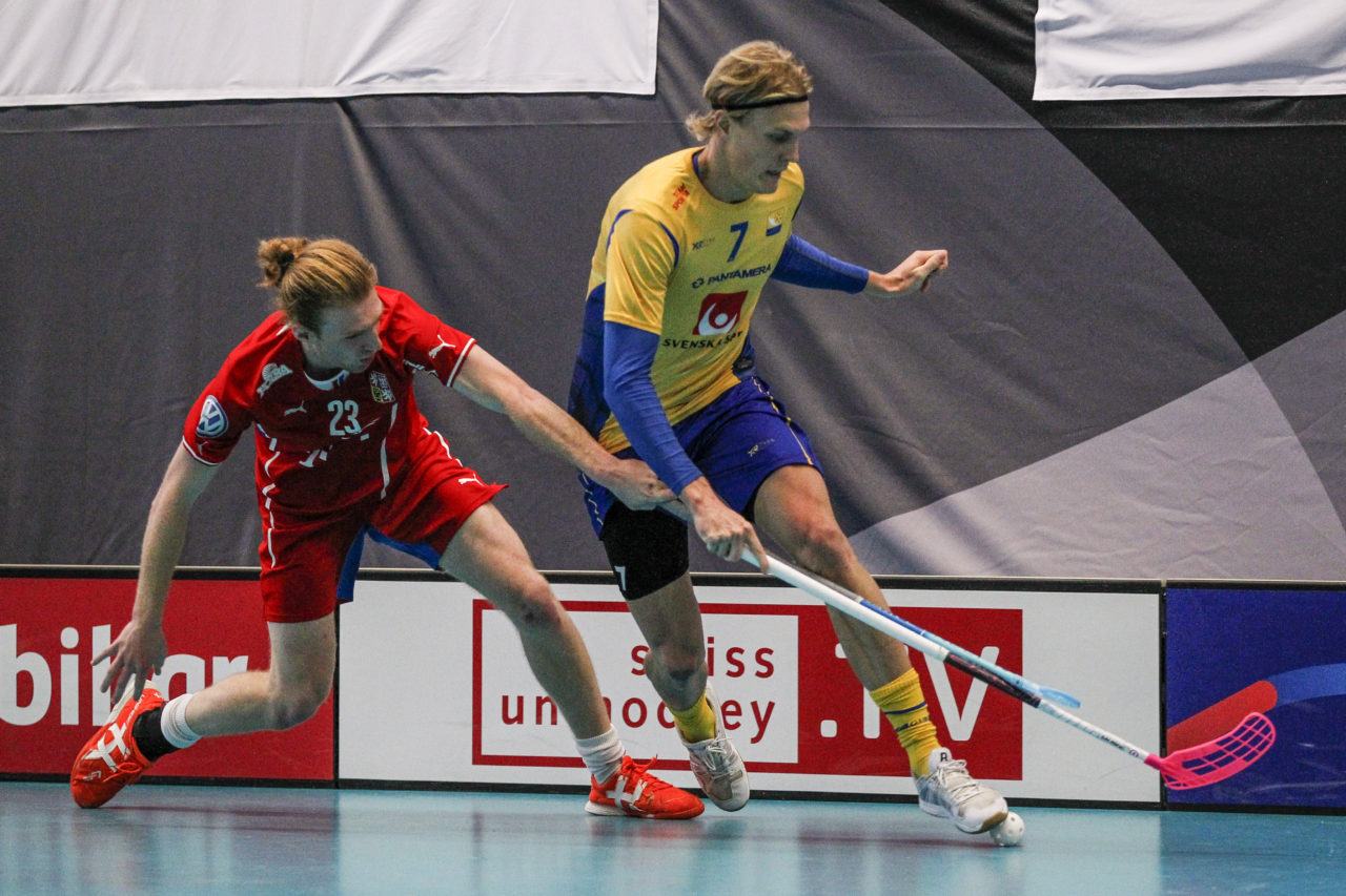 Kim Nilsson (Nr. 7, Schweden) im Zweikampf mit Ondrej Nemecek (Nr. 23, Tschechien).

4.11.2017; Schweden - Tschechien, Sporthalle Grossmatt; Kirchberg)
Photos: www.unihockey-fotos.ch Claudio Thoma