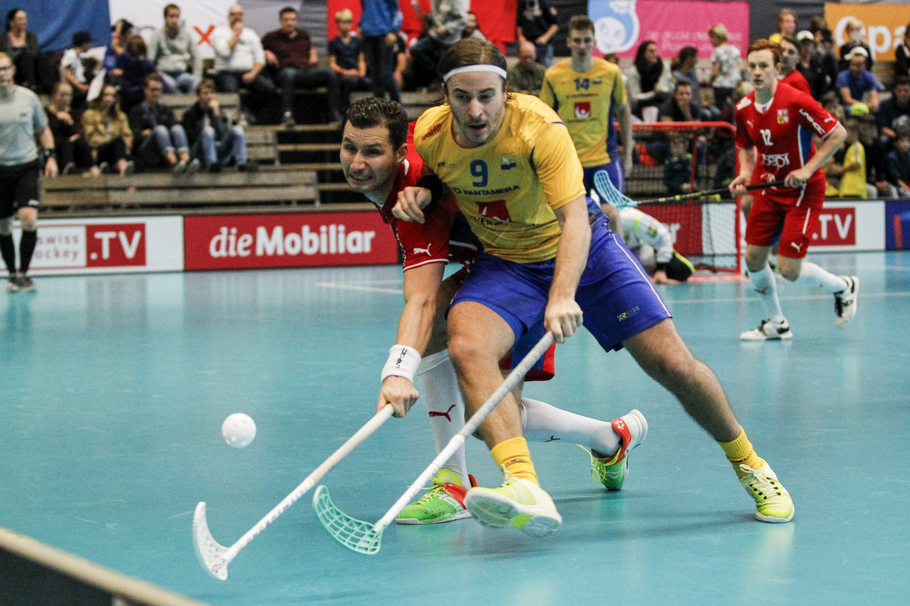 Alexander Galante-Carlstrom (Nr. 9, Schweden) im Zweikampf mit Daniel Sebek (Nr. 3, Tschechien).

4.11.2017; Schweden - Tschechien, Sporthalle Grossmatt; Kirchberg)
Photos: www.unihockey-fotos.ch Claudio Thoma