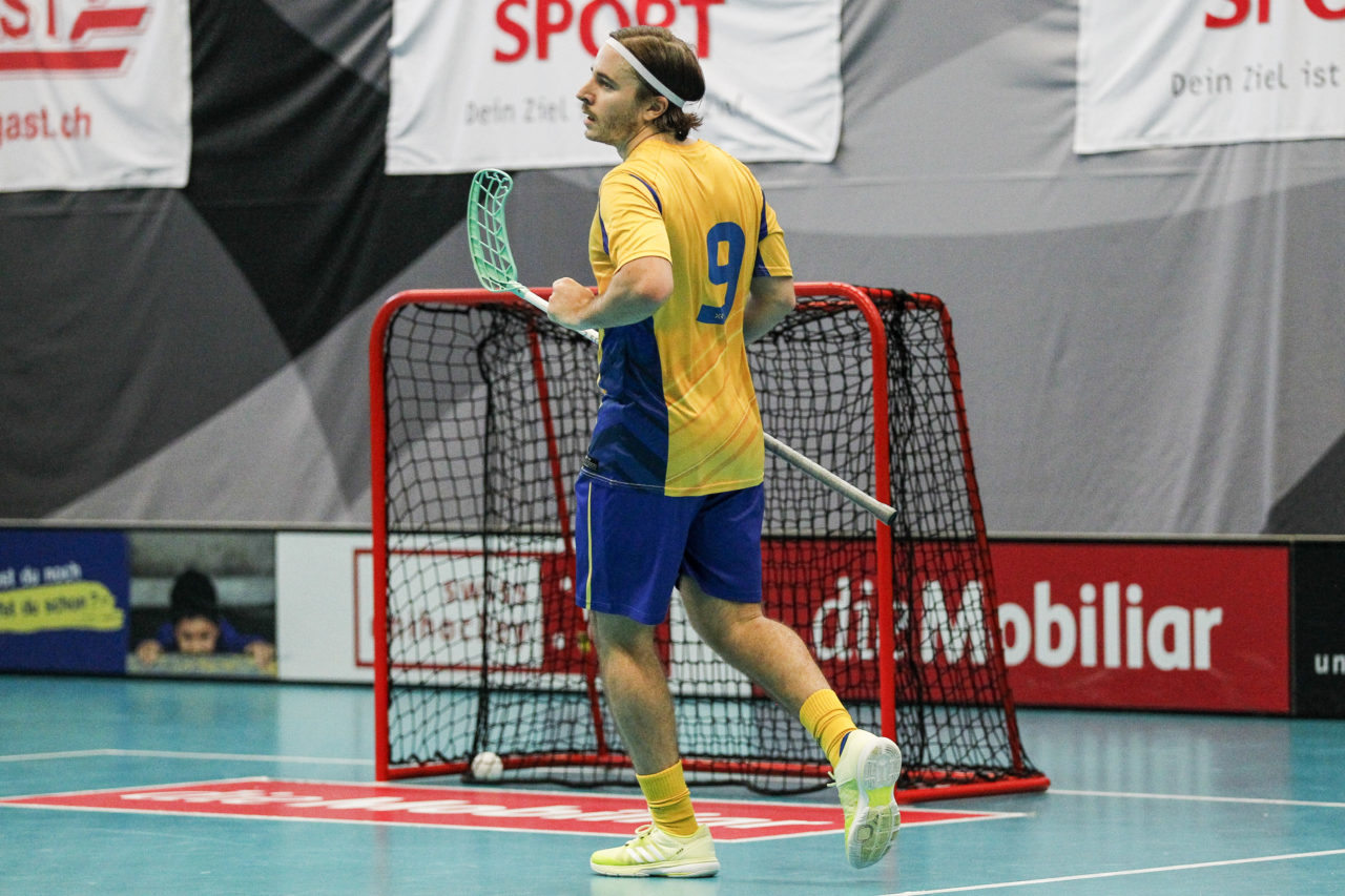 Alexander Galante-Carlstrom (Nr. 9, Schweden) trifft ins leere Tor.

4.11.2017; Schweden - Tschechien, Sporthalle Grossmatt; Kirchberg)
Photos: www.unihockey-fotos.ch Claudio Thoma