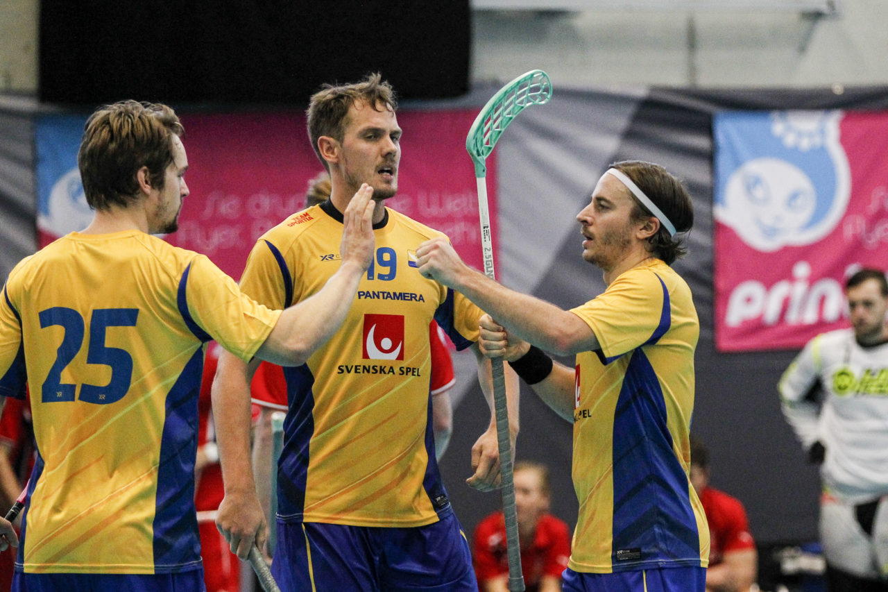 Alexander Galante-Carlstrom (Nr. 9, Schweden) jubelt mit Rikard Eriksson (Nr. 19, Schweden) und Jonas Svahn (Nr. 25, Schweden).

4.11.2017; Schweden - Tschechien, Sporthalle Grossmatt; Kirchberg)
Photos: www.unihockey-fotos.ch Claudio Thoma