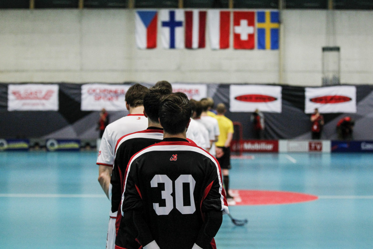 Die Hymnen werden gespielt.

4.11.2017; Schweden - Tschechien, Sporthalle Grossmatt; Kirchberg)
Photos: www.unihockey-fotos.ch Claudio Thoma