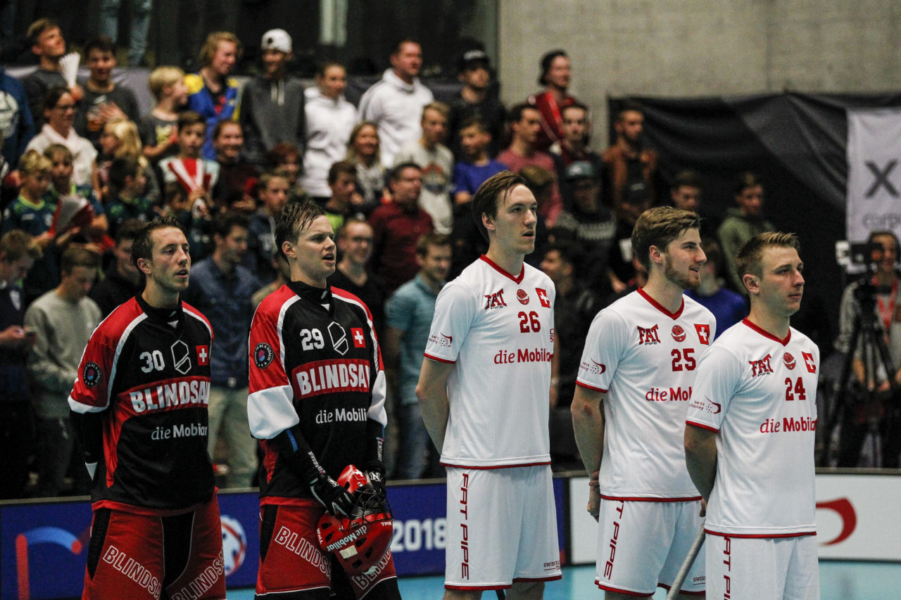 Die Hymnen werden gespielt.

4.11.2017; Schweden - Tschechien, Sporthalle Grossmatt; Kirchberg)
Photos: www.unihockey-fotos.ch Claudio Thoma