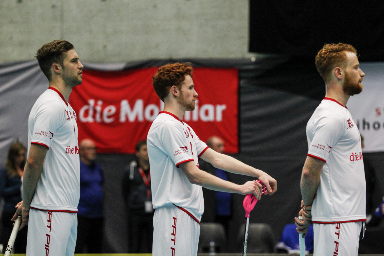 Die Hymnen werden gespielt.

4.11.2017; Schweden - Tschechien, Sporthalle Grossmatt; Kirchberg)
Photos: www.unihockey-fotos.ch Claudio Thoma