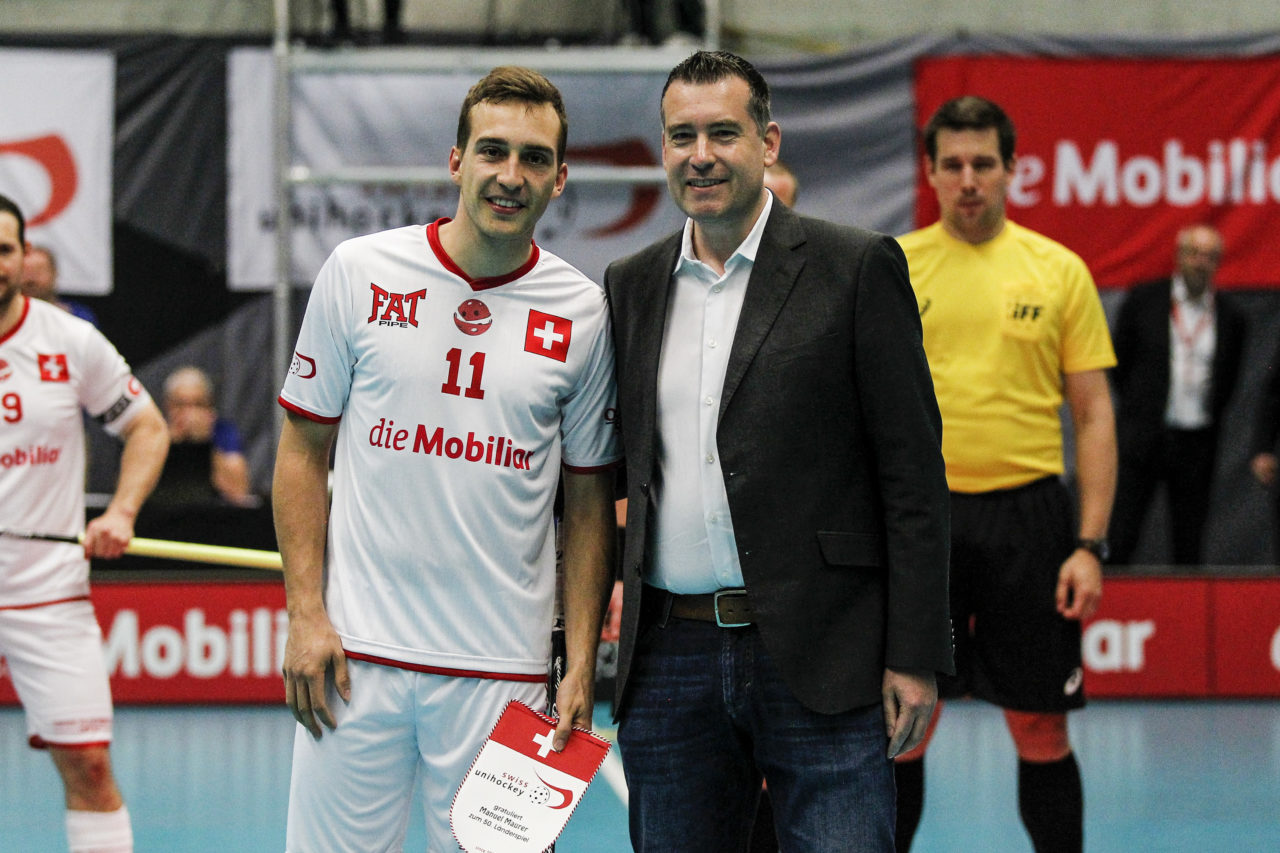 Manuel Maurer (Nr. 11, Schweiz) wird von Daniel Brunner (Swiss Unihockey) zum 50. Laenderspiel geehrt.

4.11.2017; Schweden - Tschechien, Sporthalle Grossmatt; Kirchberg)
Photos: www.unihockey-fotos.ch Claudio Thoma