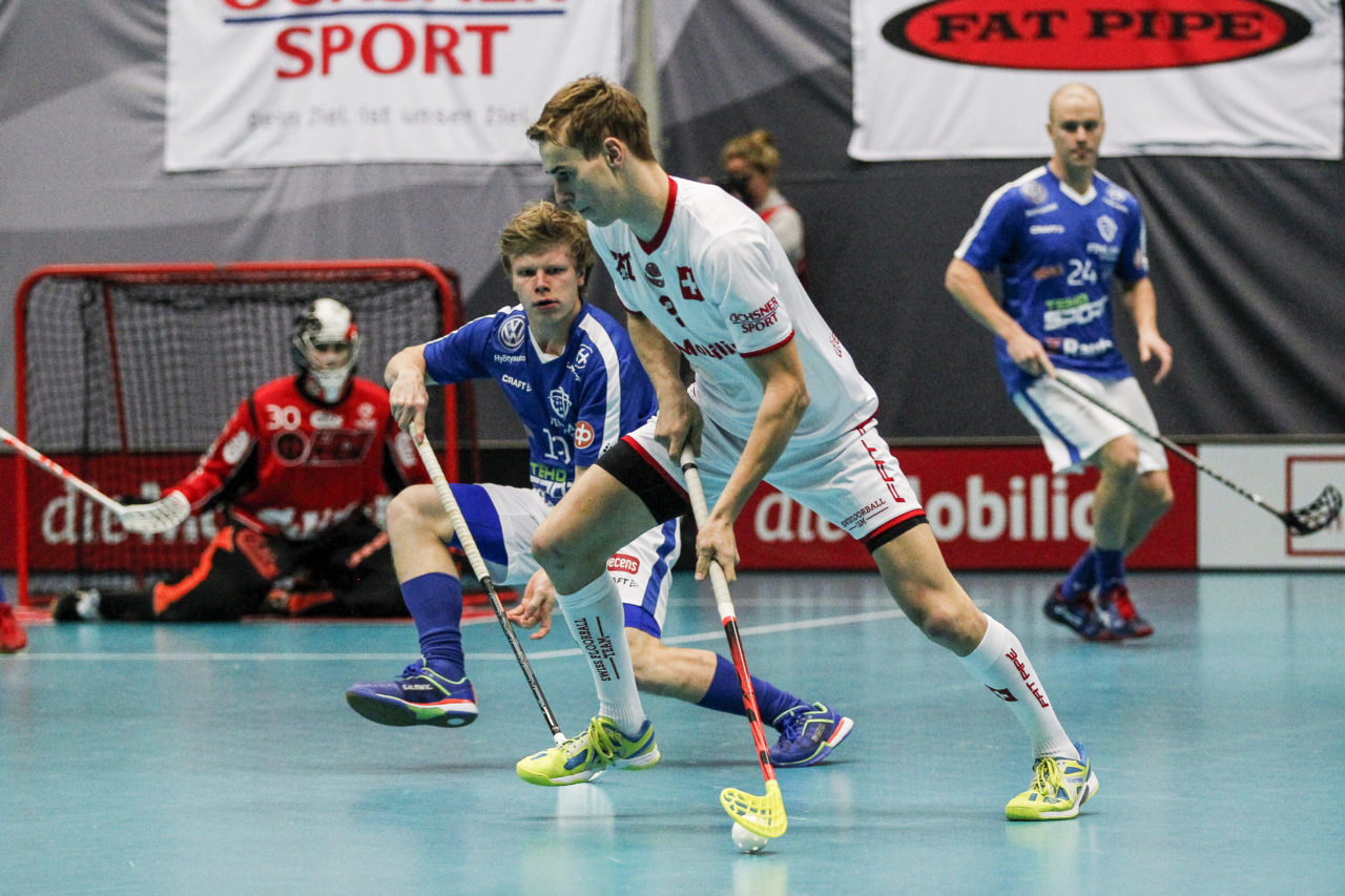 Nicola Bischofberger (Nr. 2, Schweiz) mit einem Abschluss.

4.11.2017; Schweden - Tschechien, Sporthalle Grossmatt; Kirchberg)
Photos: www.unihockey-fotos.ch Claudio Thoma