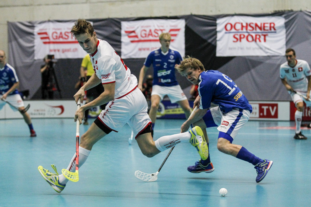 Nicola Bischofberger (Nr. 2, Schweiz) im Zweikampf mit Joonas Pylsy (Nr. 19, Finnland).

4.11.2017; Schweden - Tschechien, Sporthalle Grossmatt; Kirchberg)
Photos: www.unihockey-fotos.ch Claudio Thoma