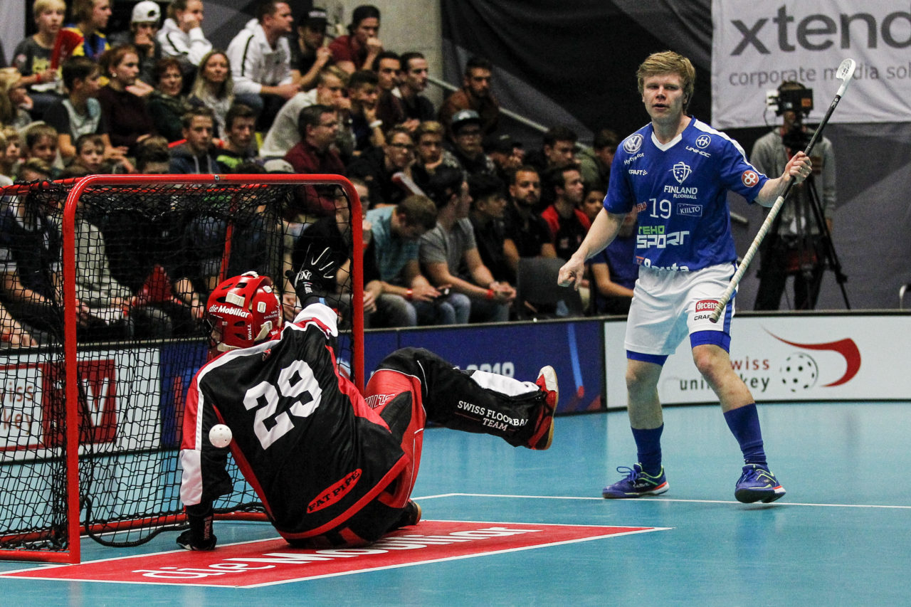 Joonas Pylsy (Nr. 19, Finnland) bezwingt Patrick Eder (Nr. 29, Schweiz) zum 0:1.

4.11.2017; Schweden - Tschechien, Sporthalle Grossmatt; Kirchberg)
Photos: www.unihockey-fotos.ch Claudio Thoma