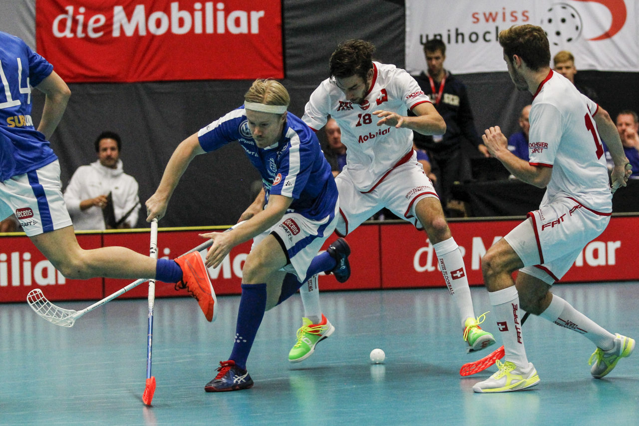 Jere Oksanen (Nr. 58, Finnland) mit Marcel Stucki (Nr. 18, Schweiz) im Zweikampf.

4.11.2017; Schweden - Tschechien, Sporthalle Grossmatt; Kirchberg)
Photos: www.unihockey-fotos.ch Claudio Thoma