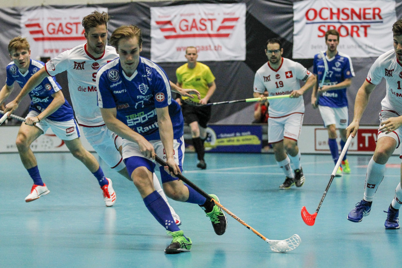 Sami Johansson (Nr. 77, Finnland) entwischt Luca Graf (Nr. 9, Schweiz) und Dan Hartmann (Nr. 16, Schweiz).

4.11.2017; Schweden - Tschechien, Sporthalle Grossmatt; Kirchberg)
Photos: www.unihockey-fotos.ch Claudio Thoma