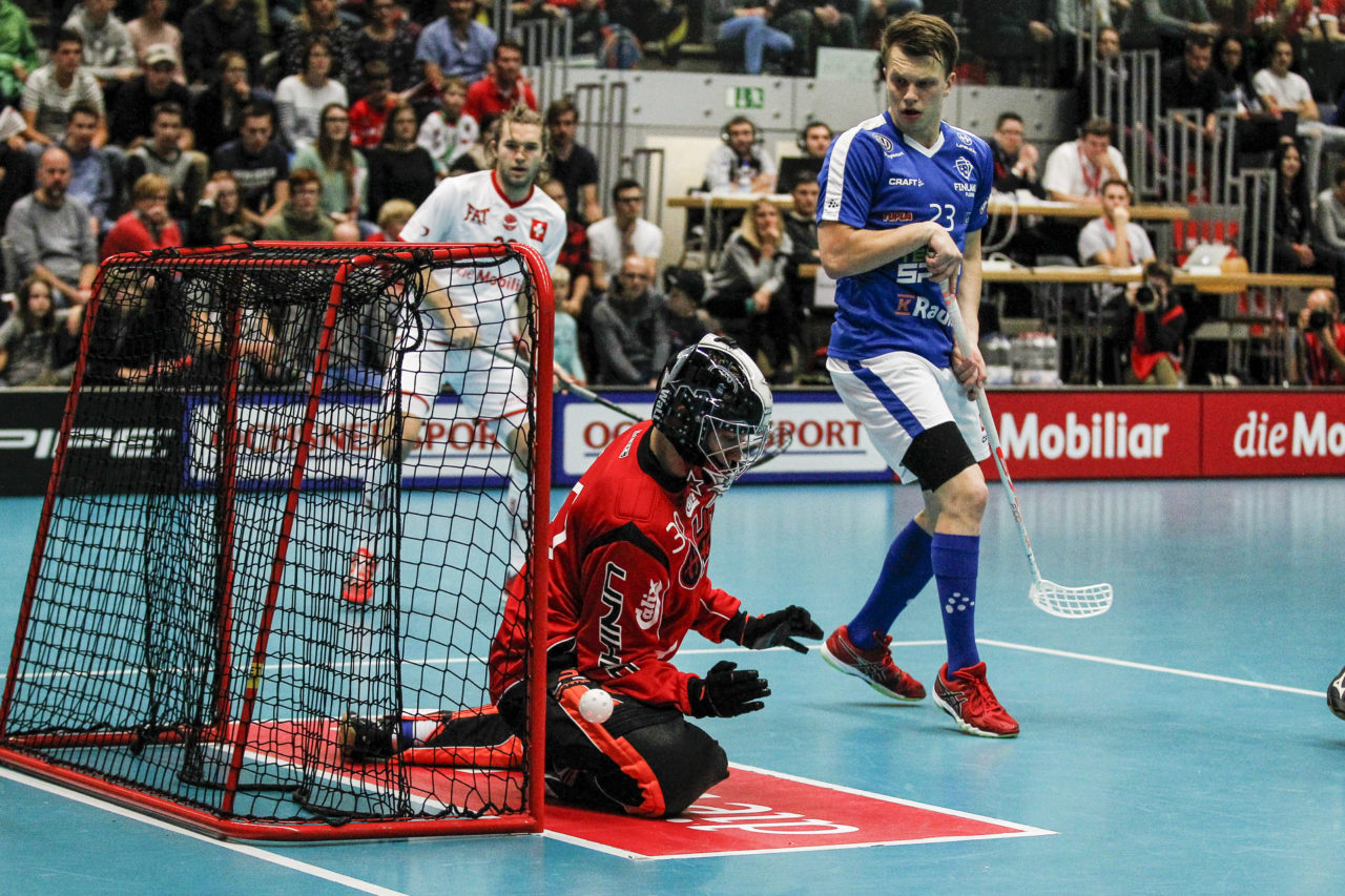 Joonas Kaltiainen (Nr. 30, Finnland) pariert einen Schuss.

4.11.2017; Schweden - Tschechien, Sporthalle Grossmatt; Kirchberg)
Photos: www.unihockey-fotos.ch Claudio Thoma