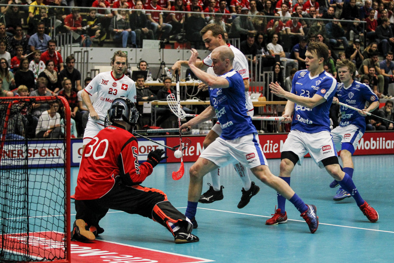 Manuel Maurer (Nr. 11, Schweiz) sorgt fuer Unruhe im finnische Slot.

4.11.2017; Schweden - Tschechien, Sporthalle Grossmatt; Kirchberg)
Photos: www.unihockey-fotos.ch Claudio Thoma