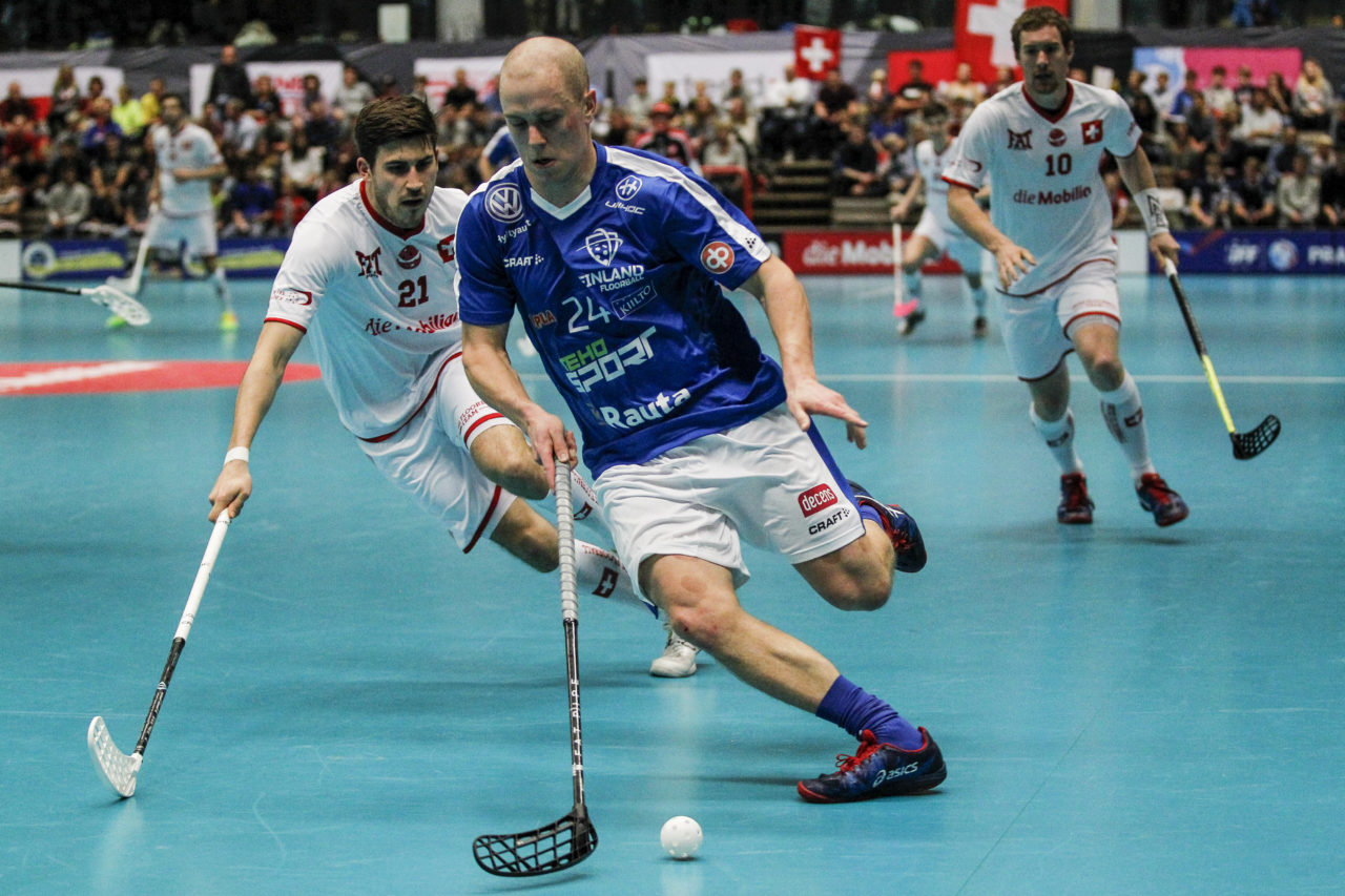 Lauri Stenfors (Nr. 24, Finnland) schirmt den Ball gegen Paolo Riedi (Nr. 21, Schweiz) ab.

4.11.2017; Schweden - Tschechien, Sporthalle Grossmatt; Kirchberg)
Photos: www.unihockey-fotos.ch Claudio Thoma