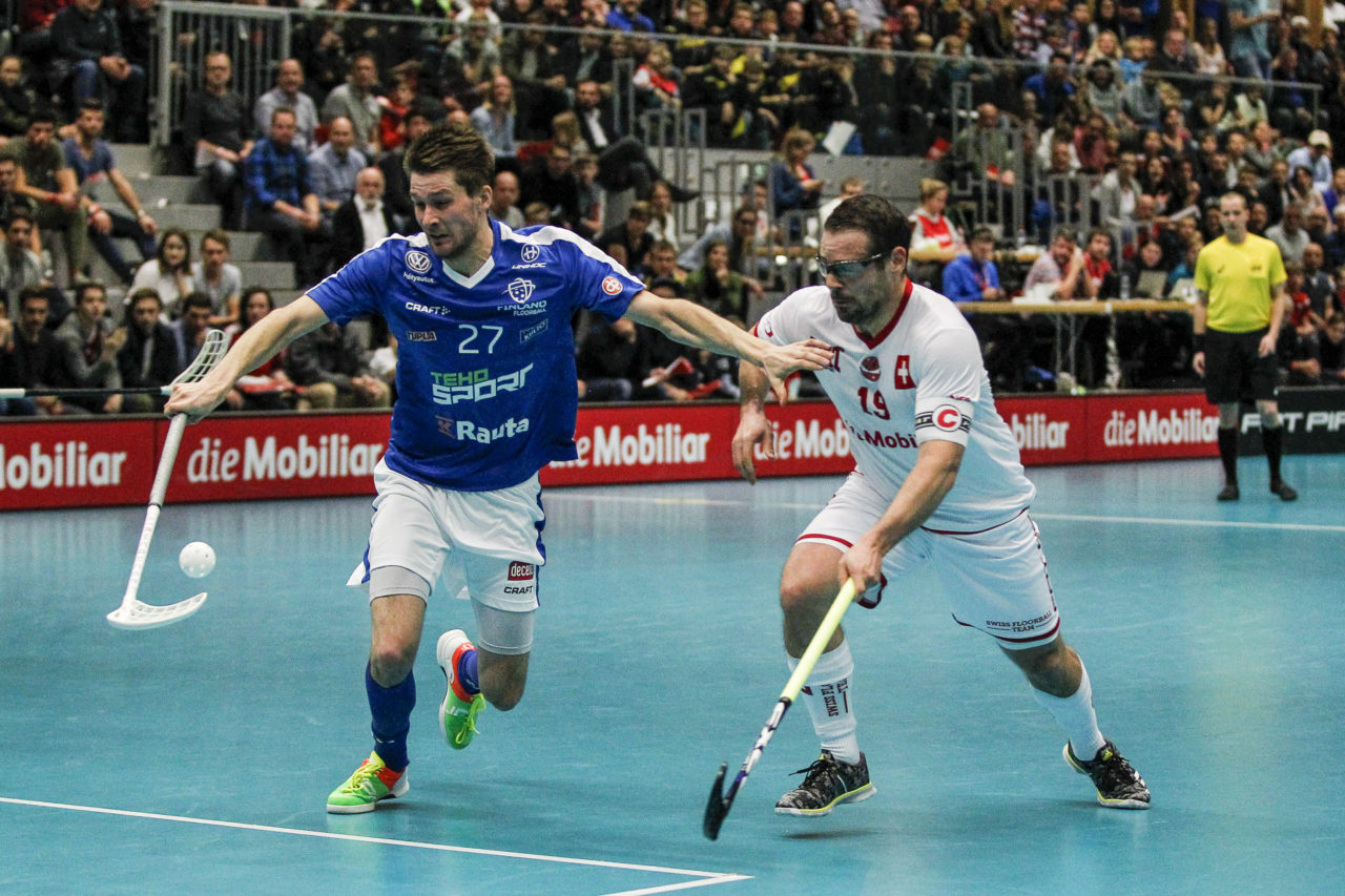 Jonne Junkkarinen (Nr. 27, Finnland) im Duell mit Matthias Hofbauer (Nr. 19, Schweiz).

4.11.2017; Schweden - Tschechien, Sporthalle Grossmatt; Kirchberg)
Photos: www.unihockey-fotos.ch Claudio Thoma