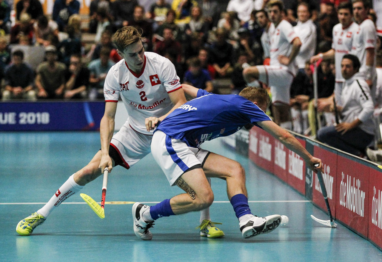 Nicola Bischofberger (Nr. 2, Schweiz) drueckt Jami Manninen (Nr. 9, Finnland) in die Bande.

4.11.2017; Schweden - Tschechien, Sporthalle Grossmatt; Kirchberg)
Photos: www.unihockey-fotos.ch Claudio Thoma