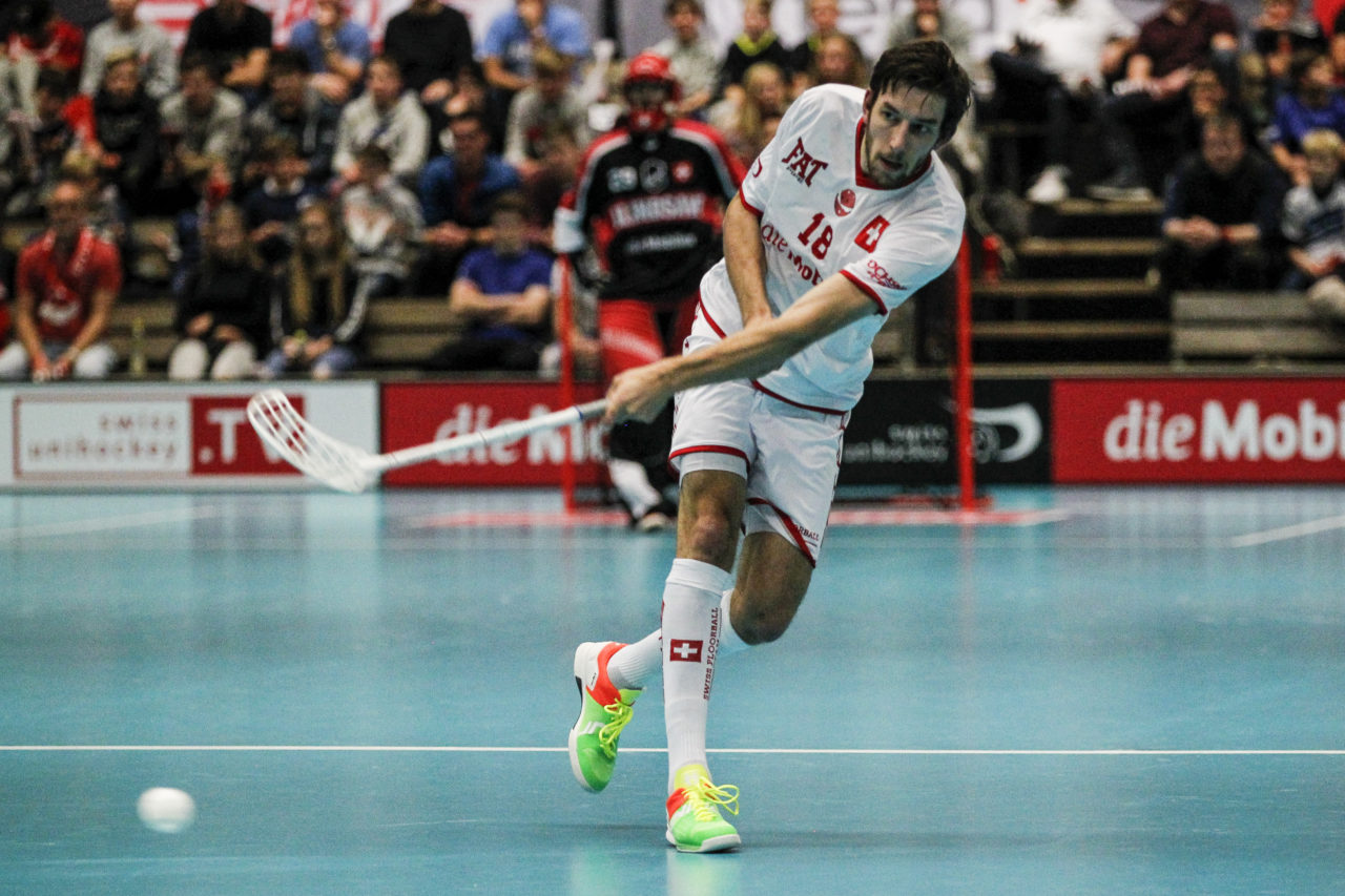 Marcel Stucki (Nr. 18, Schweiz) mit einem Abschluss.

4.11.2017; Schweden - Tschechien, Sporthalle Grossmatt; Kirchberg)
Photos: www.unihockey-fotos.ch Claudio Thoma