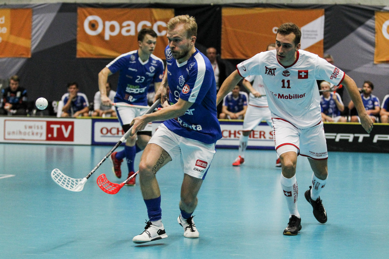 Jami Manninen (Nr. 9, Finnland) im Zweikampf mit Manuel Maurer (Nr. 11, Schweiz).

4.11.2017; Schweden - Tschechien, Sporthalle Grossmatt; Kirchberg)
Photos: www.unihockey-fotos.ch Claudio Thoma