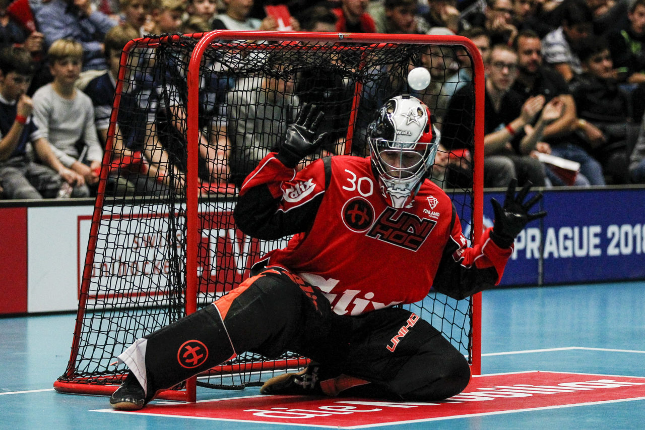 Patrick Mendelin (Nr. 10, Schweiz, nicht im Bild) trifft die Latte. Joonas Kaltiainen (Nr. 30, Finnland) waere geschlagen gewesen.

4.11.2017; Schweden - Tschechien, Sporthalle Grossmatt; Kirchberg)
Photos: www.unihockey-fotos.ch Claudio Thoma