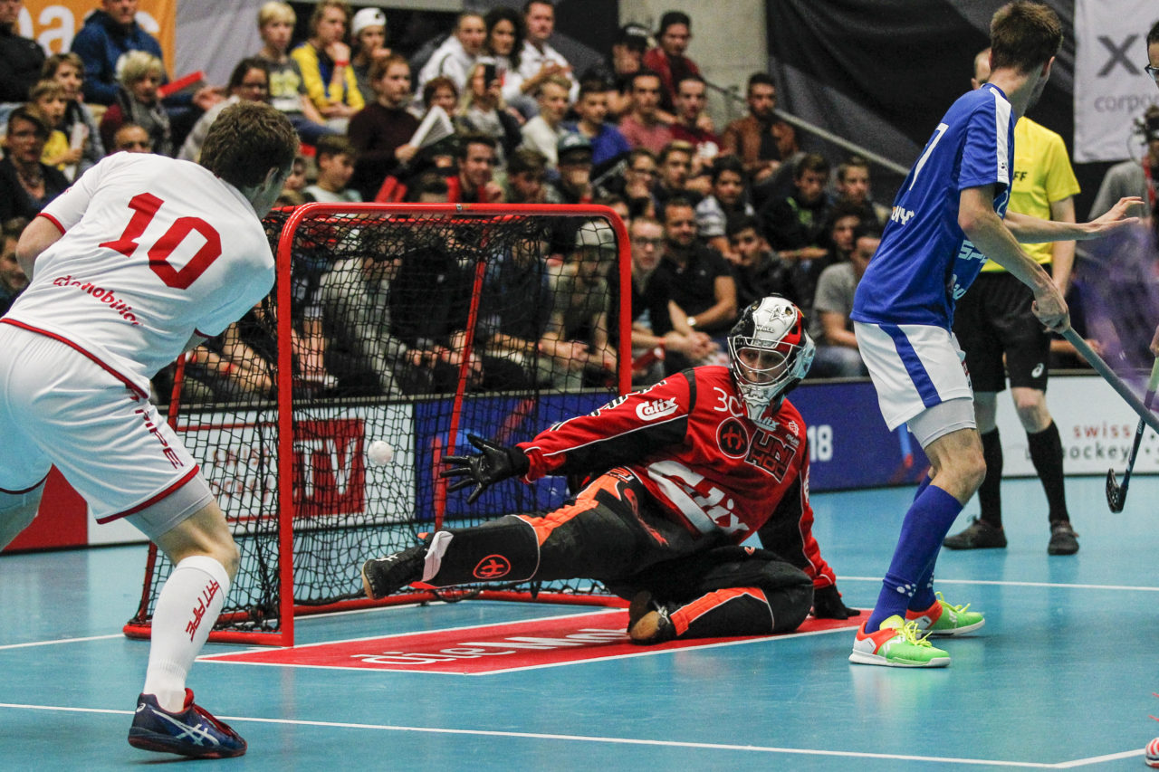 Patrick Mendelin (Nr. 10, Schweiz) trifft nach dem Abpraller von Joonas Kaltiainen (Nr. 30, Finnland).

4.11.2017; Schweden - Tschechien, Sporthalle Grossmatt; Kirchberg)
Photos: www.unihockey-fotos.ch Claudio Thoma