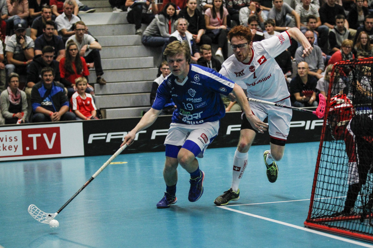 Joonas Pylsy (Nr. 19, Finnland) im Duell mit Tobias Heller (Nr. 7, Schweiz).

4.11.2017; Schweden - Tschechien, Sporthalle Grossmatt; Kirchberg)
Photos: www.unihockey-fotos.ch Claudio Thoma