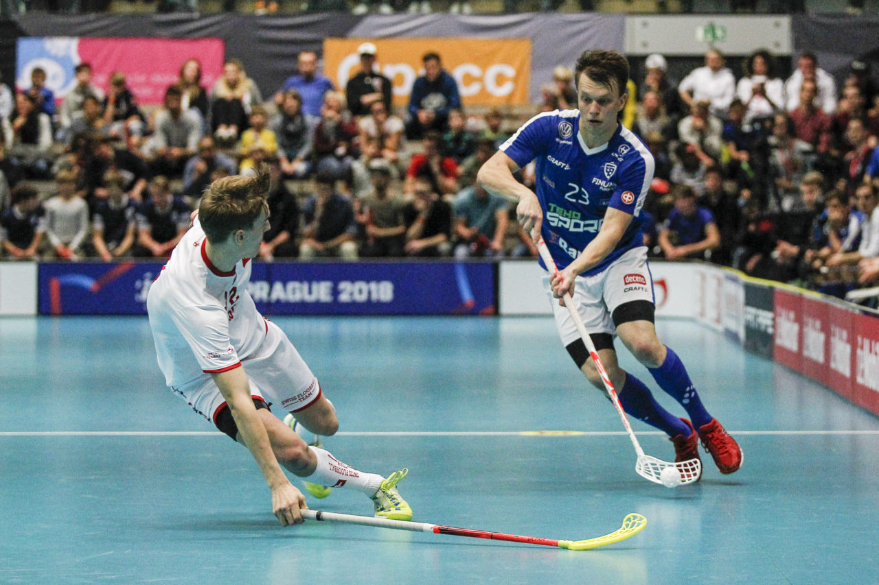 Matias Veikkola (Nr. 23, Finnland) zieht auf Nicola Bischofberger (Nr. 2, Schweiz) los.

4.11.2017; Schweden - Tschechien, Sporthalle Grossmatt; Kirchberg)
Photos: www.unihockey-fotos.ch Claudio Thoma