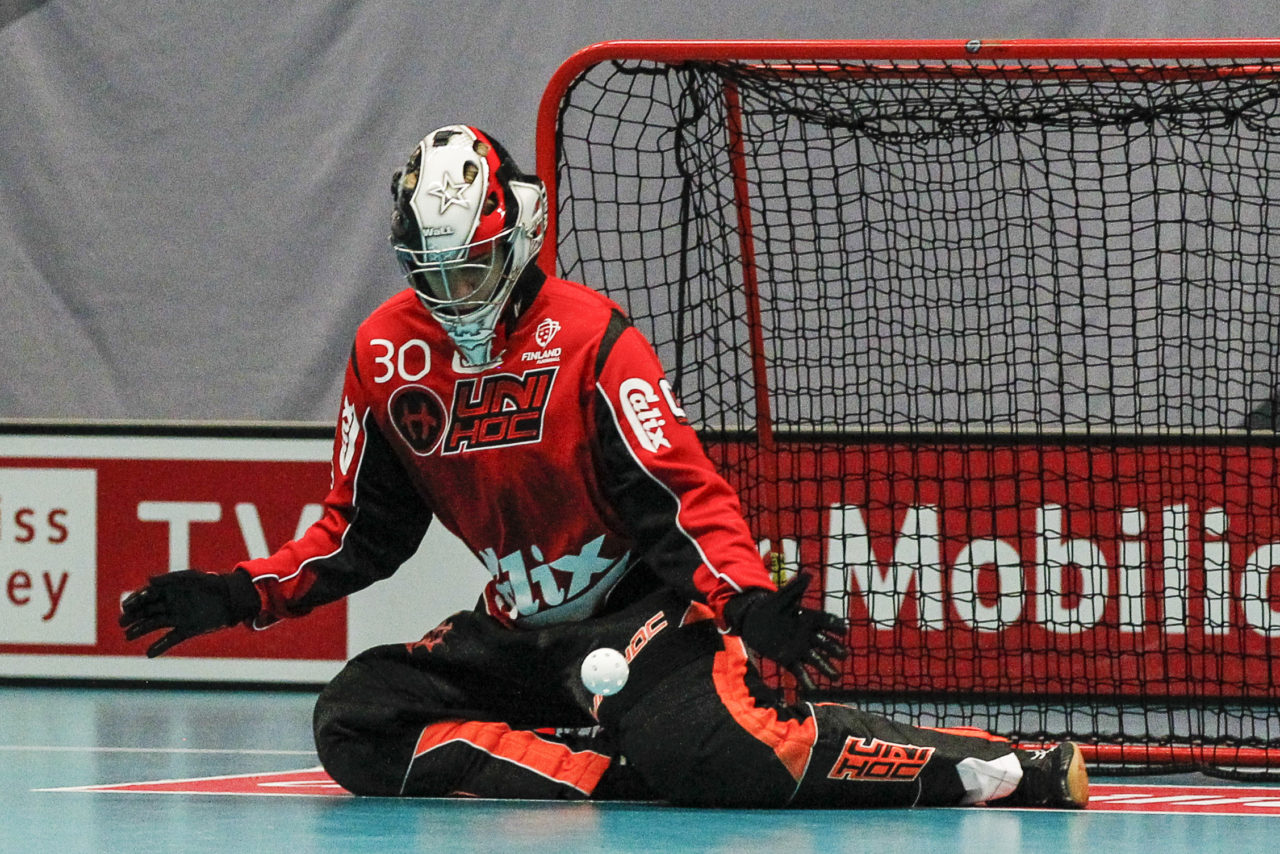 Joonas Kaltiainen (Nr. 30, Finnland) pariert einen Schuss.

4.11.2017; Schweden - Tschechien, Sporthalle Grossmatt; Kirchberg)
Photos: www.unihockey-fotos.ch Claudio Thoma