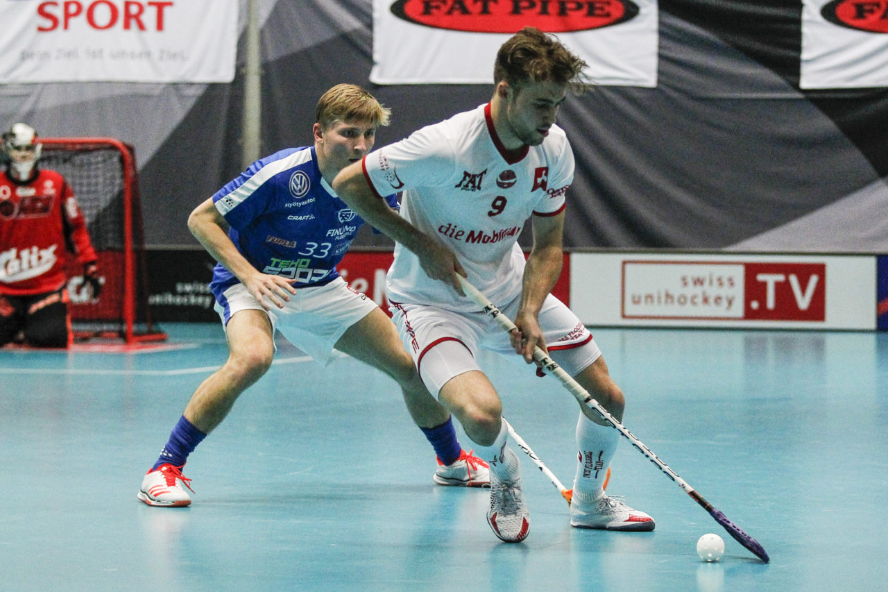 Luca Graf (Nr. 9, Schweiz) deckt den Ball vor Valtteri Kainulainen (Nr. 33, Finnland) ab.

4.11.2017; Schweden - Tschechien, Sporthalle Grossmatt; Kirchberg)
Photos: www.unihockey-fotos.ch Claudio Thoma
