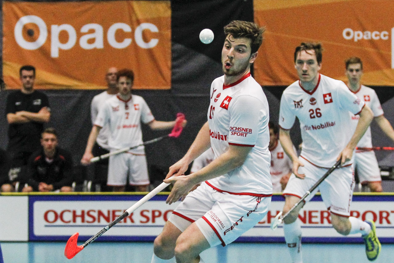 Dan Hartmann (Nr. 16, Schweiz) verfolgt den Ball.

4.11.2017; Schweden - Tschechien, Sporthalle Grossmatt; Kirchberg)
Photos: www.unihockey-fotos.ch Claudio Thoma